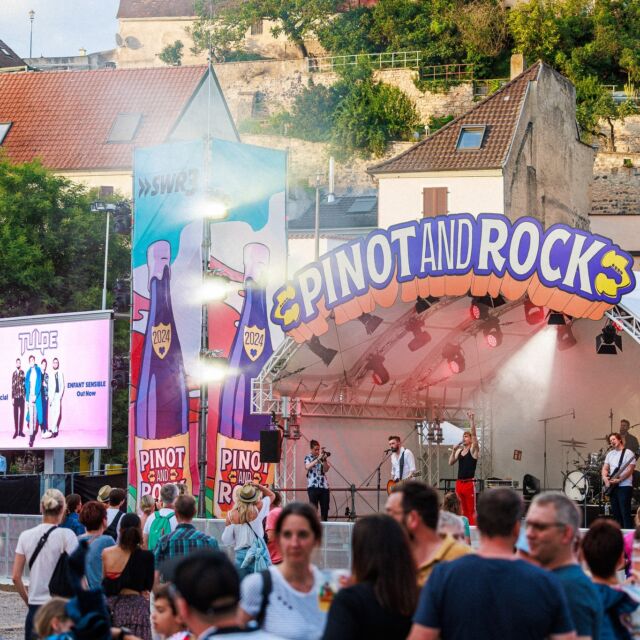 Die Berliner Band @tulpeofficial hat die Bühne mit einer leidenschaftlichen und furchtlosen Performance gerockt. 🕺🏼🎤🎸 Mit ihrem energiegeladenen Auftritt haben sie das Publikum restlos begeistert.

Danke, dass ihr das Pinot and Rock Festival so unvergesslich gemacht habt! 🙌🏼🎶🔥

📷 by @paul.gaertner

#pinotandrock #musikfestival #genussfestival #breisach #tulpe