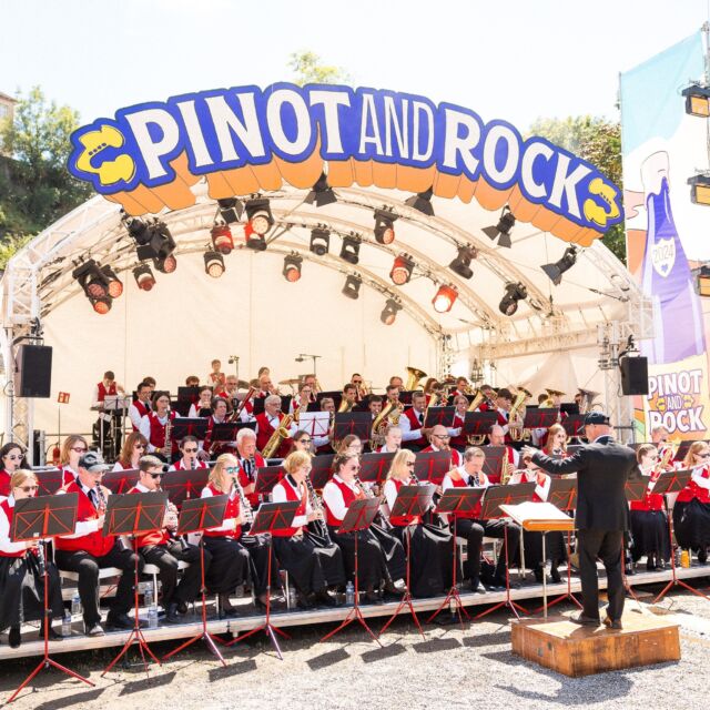 Die WINZERKAPELLE OBERBERGEN 🎼

Das dynamische und leidenschaftliche Blasorchester aus Oberbergen im Kaiserstuhl hat am Sonntag die Kaiserstuhlbühne gerockt. Ihre Verbundenheit zur Region und ihre fantastische musikalische Leistung machten die Winzerkapelle Oberbergen zu einer perfekten Ergänzung für unser Pinot and Rock 🎹🎷🎻🎺

📷 by @paul.gaertner 

#pinotandrock #musikfestival #genussfestival #breisach #winzerkapelleoberbergen