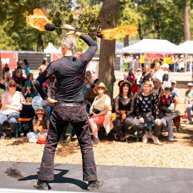 Am Sonntag wurden unsere Festivalbesucher nicht nur von den großartigen Musikern verzaubert, sondern auch von unglaublichen Artisten 🤹🏼🙌🏼🎉

Teil davon war die beeindruckende Feuershow von Lemmi, der kleine und große Zuschauer ins Staunen versetzte 🔥

📷 by @paul.gaertner 
📷 by @reinerpfisterer 

#pinotandrock #musikfestival #genussfestival #breisach #feuerschlucker