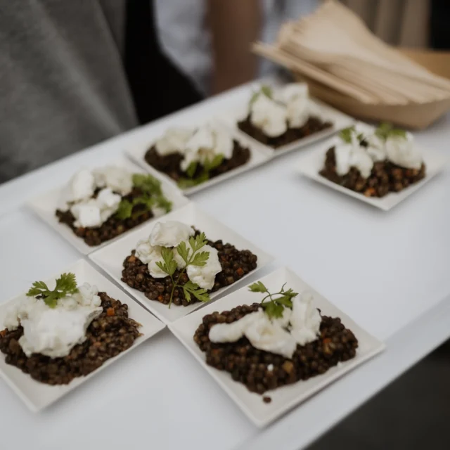 LECKER! 😋

So und nicht anders konnte das Essen im VIP-Bereich beschrieben werden. Perfekt für den kleinen Hunger zwischendurch wurden die Häppchen frisch von dem @fallerhofhausen - Team zubereitet 🍔🍝🌯

📷 by @sarahpalik_fotografie 

#pinotandrock #musikfestival #genussfestival #breisach