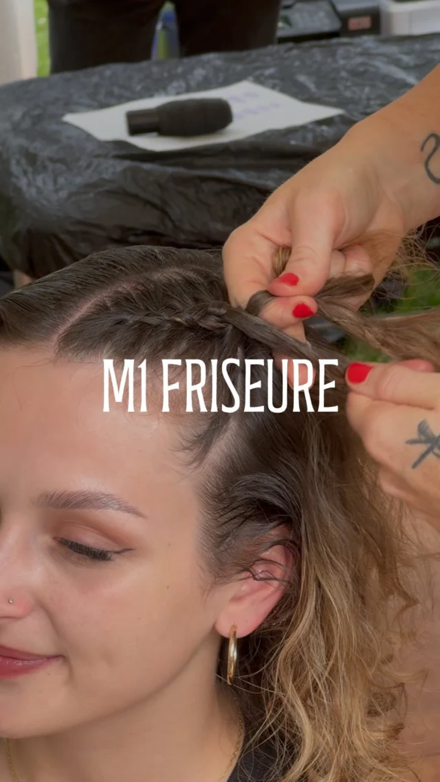 M1 Friseure Freiburg✨

Falls sich jemand von euch gefragt hat, wo die ganzen schönen und besonderen Frisuren auf dem Pinot and Rock entstanden sind, hier ein kleiner Tipp. Insbesondere am Familientag hat das wunderbare Team von @m1friseurefreiburg sowohl kleine als auch große Besucher:innen verzaubern können 🪮

Wir freuen uns sehr, dass ihr Teil unseres Festivals wart! 🔥

#pinotandrock #musikfestival #genussfestival #breisach